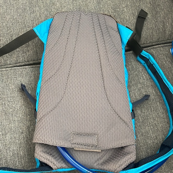 Camelpak Kid Mini Mule 50oz Hydration Pack. Blue | atomic blue/navy blue - Picture 5 of 10